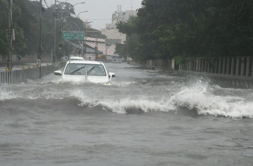  Parked cars in Chennai were swept away one by one by Cyclone Michaung